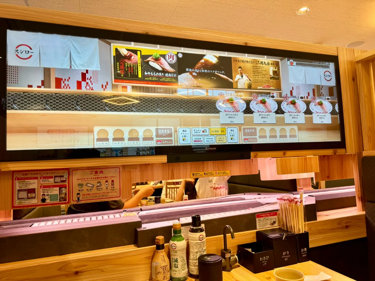 スシローの大型タッチディスプレイ
